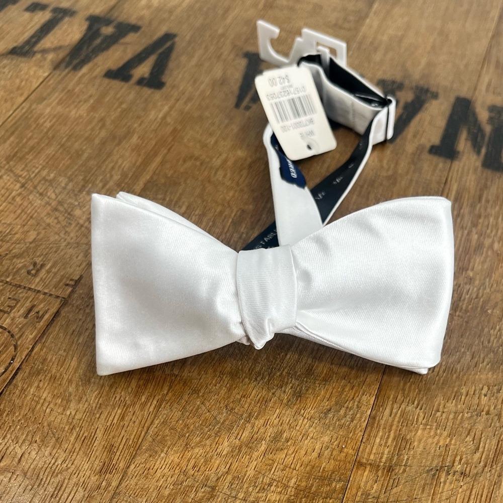 Saddlebred white men's adjustable bow tie. NWT